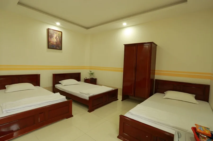 dich phong khach san phuc lam – phong 3 giuong