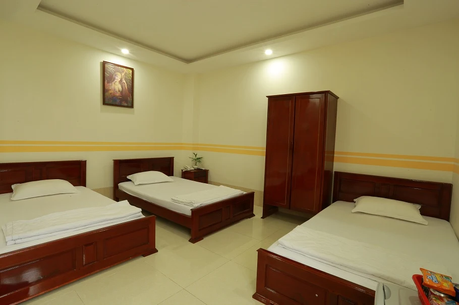 dich phong khach san phuc lam – phong 3 giuong